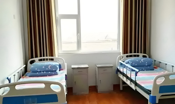 演硬汉成名却情路坎坷，8年不敢谈恋爱，遇小10岁的她成宠妻狂魔